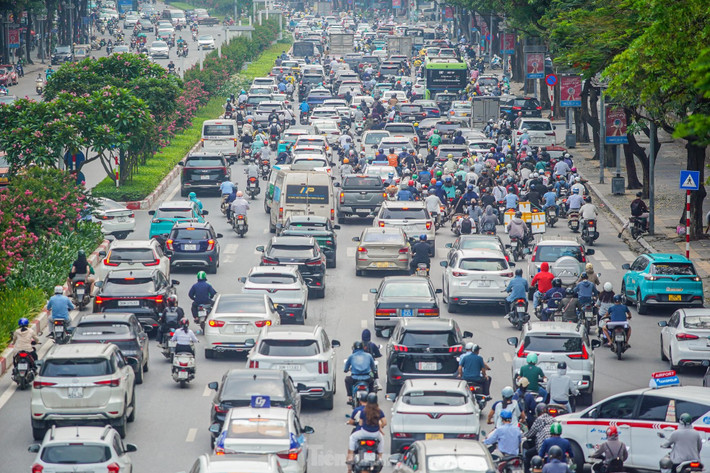 Ô tô xuất hiện dày đặc cả 5 làn đường trên phố Trần Duy Hưng hướng về nội đô.