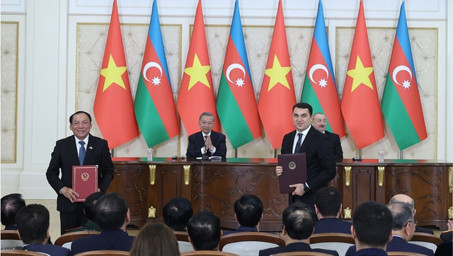 Trước sự chứng kiến của Tổng Bí thư Tô Lâm và Tổng thống Azerbaijan Ilham Aliyev, Bộ trưởng Bộ VHTTDL Việt Nam Nguyễn Văn Hùng và Bộ trưởng Bộ Văn hóa Azerbaijan Adil Karimli trao Bản ghi nhớ hợp tác văn hóa (ngày 8.5.2025). Ảnh: THỐNG NHẤT Trước sự chứng kiến của Tổng Bí thư Tô Lâm và Tổng thống Azerbaijan Ilham Aliyev, Bộ trưởng Bộ VHTTDL Việt Nam Nguyễn Văn Hùng và Bộ trưởng Bộ Văn hóa Azerbaijan Adil Karimli trao Bản ghi nhớ hợp tác văn hóa (ngày 8.5.2025). Ảnh: THỐNG NHẤT