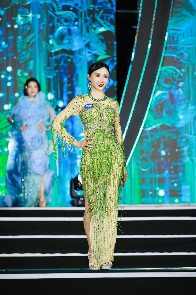 Trước đó, Phạm Thị Thanh Hương đã có màn thể hiện ấn tượng trong đêm chung kết cuộc thi. Thanh Hương nhận được câu hỏi chung từ Chủ tịch Miss Business World tại Mỹ - Đặng Gia Bena: “Nếu chỉ được truyền tải một thông điệp duy nhất với tư cách là tân hoa hậu thì bạn sẽ chọn điều gì để góp phần lan tỏa những điều tốt đẹp cho xã hội?”. h8.jpg