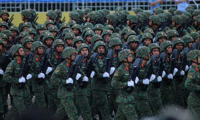 Sự xuất hiện của các lực lượng trong buổi tổng hợp luyện được người dân chào đón nồng nhiệt. anh-hop-luyen-lan-2-2.jpg