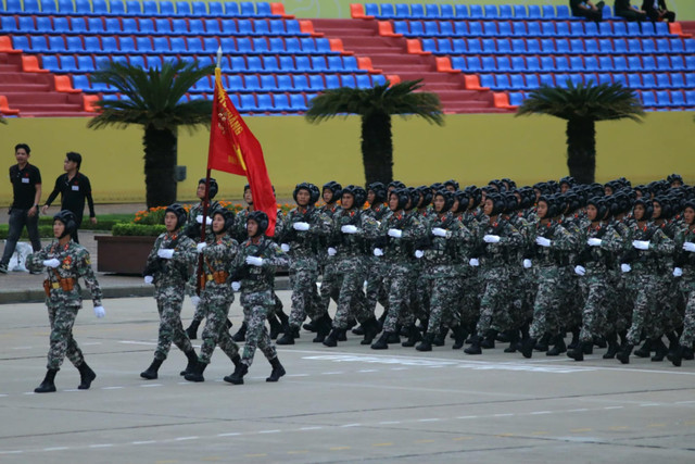 Để chiêm ngưỡng màn luyện diễu binh của các lực lượng, trước đó đông đảo người dân đã tập trung về khu vực trung tâm, bất kể nắng mưa chờ đợi từ sớm. anh-hop-luyen-lan-2-6.jpg