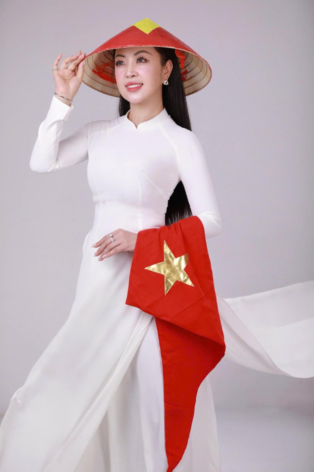 Trong dịp Quốc khánh, Hoàng Thu Thủy đặc biệt dành lời tri ân sâu sắc tới các lực lượng an ninh, những người âm thầm giữ gìn bình yên cho đất nước. Nhắc đến các chiến sĩ thực hiện nhiệm vụ A80, nàng hậu bày tỏ: “Hình ảnh các chiến sĩ tập luyện kiên cường trên thao trường, giữa cái nắng như “đổ lửa” hay mưa dầm, khiến tôi xúc động và vô cùng khâm phục. Xin gửi lời chúc sức khỏe, bản lĩnh và niềm tin đến các chiến sĩ”. thu-thuy-6.jpg