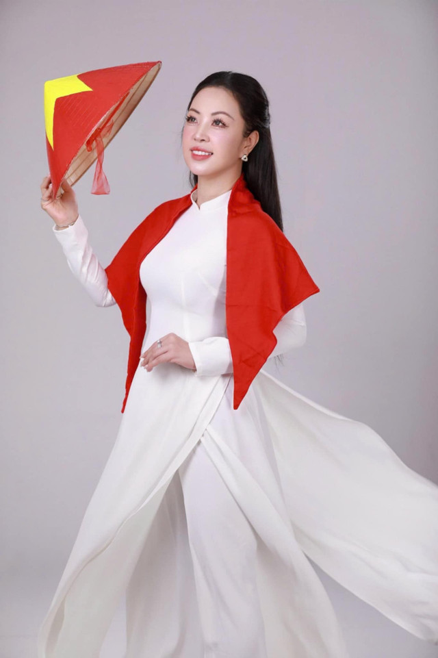 Hoa hậu Thu Thủy đẹp nền nã, dịu dàng. Cô chia sẻ: "Khoác lên mình tà áo dài, đứng trước lá cờ đỏ sao vàng linh thiêng của Tổ quốc, tôi như được trở về với cội nguồn, được tiếp thêm sức mạnh tinh thần từ lịch sử và văn hóa dân tộc". thu-thuy-4.jpg