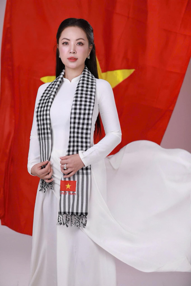 Thu Thủy dành nhiều tâm huyết để nâng tầm cộng đồng nữ doanh nhân, những người vừa chèo lái doanh nghiệp, vừa giữ sứ mệnh lan tỏa giá trị và bản lĩnh của phụ nữ Việt trong kỷ nguyên hội nhập. Nàng hậu khẳng định: “Không quan trọng bạn xuất phát từ đâu, điều quan trọng là bạn có dám tin, dám bước tới. Khi đã kiên định, bạn sẽ tự khắc tỏa sáng để khẳng định giá trị của mình”. thu-thuy-3.jpg