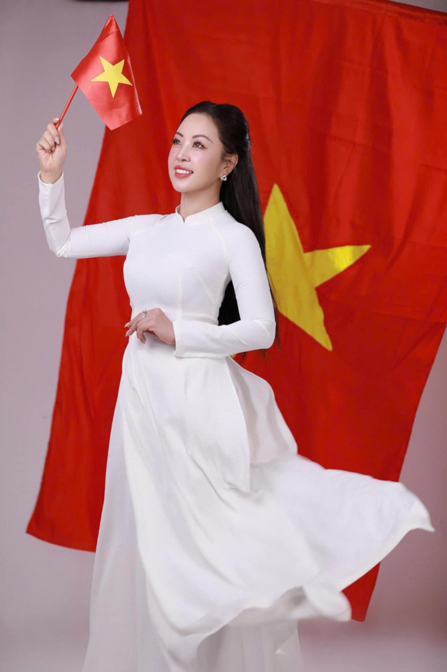 Nếu trước đây Hoàng Thu Thủy thường gắn với hình ảnh chỉn chu, trang trọng, thì gần đây, nàng hậu lại mang đến một diện mạo hoàn toàn mới. Thu Thủy trở nên tự do hơn, biến hóa linh hoạt từ phong cách thanh lịch đến trẻ trung hiện đại. Sự thay đổi đa dạng ấy khiến nhan sắc của Hoàng Thu Thủy ngày càng “thăng hạng”. (Ảnh: NVCC) thu-thuy-2.jpg