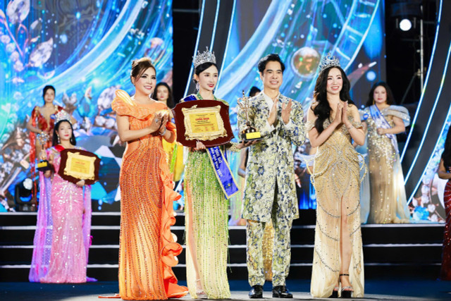 Tân Hoa hậu Đại sứ của cuộc thi Hoa hậu Doanh nhân Hoà bình 2025 Phạm Thị Thanh Hương nhận giải thưởng danh giá gồm vương miện, bằng chứng nhận, cúp và dải băng sash. h2.jpg