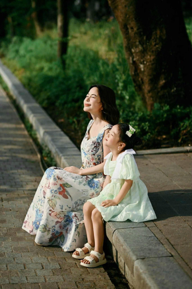 Cách dạy con hiện đại của người mẹ trẻ được nhiều người ủng hộ. Ảnh: NVCC day-con-4.jpg