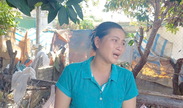 Vợ anh Thành khóc, nói sẽ hướng dẫn chồng làm đơn kháng cáo xin giảm nhẹ hình phạt. Vợ anh Thành khóc, nói sẽ hướng dẫn chồng làm đơn kháng cáo xin giảm nhẹ hình phạt.