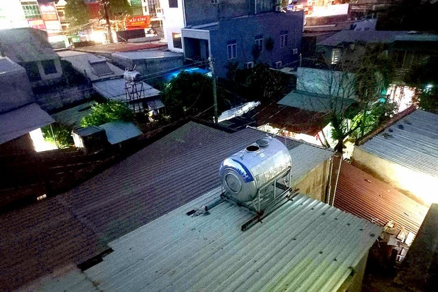Bồn chứa nước trên mái nhà có bộ xương người bên trong. Ảnh: A.X v1.jpg