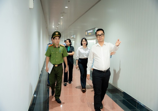 Đoàn kiểm tra tại Nhà máy chế biến sản phẩm thịt Hà Nội của công ty C.P. Đoàn kiểm tra tại Nhà máy chế biến sản phẩm thịt Hà Nội của công ty C.P.