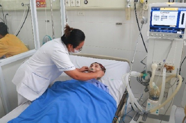 Hành trình nghẹt thở cứu cụ bà 85 tuổi bệnh lý bủa vây. cap-cuu-benh-nhan-3.jpg