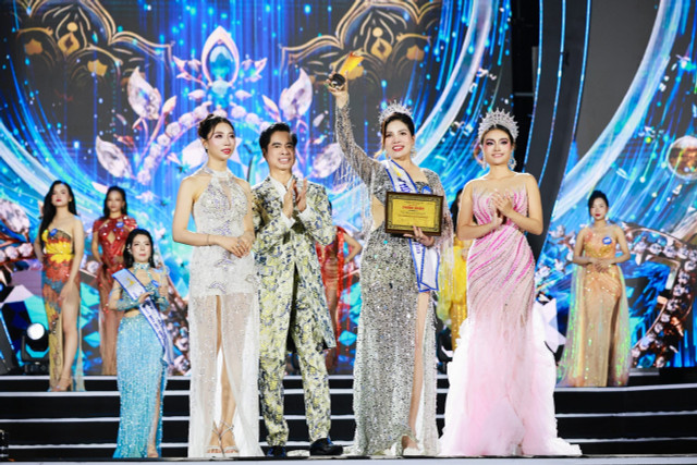 Đào Thị Hiển nhận giải thưởng gồm mũ miện tiara, bằng chứng nhận, cúp và dải băng sash. hien-1.jpg