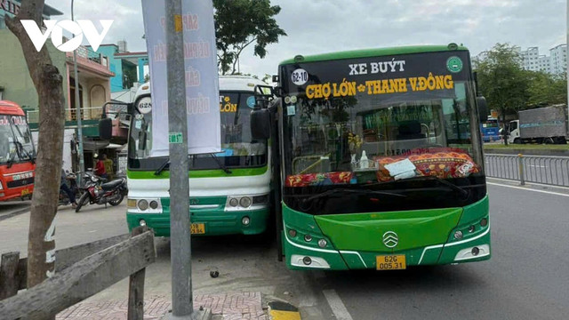Hiện trường hai xe buýt ép nhau. Hiện trường hai xe buýt ép nhau.
