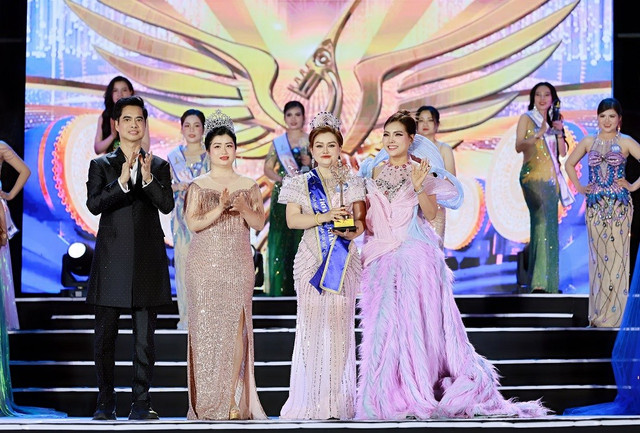 Chủ tịch Miss Vietnam Business Đặng Gia Bena – Cố vấn cấp cao cuộc thi và Trưởng Ban giám khảo – danh ca Ngọc Sơn trao danh hiệu Hoa hậu Nhân ái cho Nguyễn Thị Kim Ngọc. Ảnh: Team Bình Nguyễn top-5-dz-20.jpg
