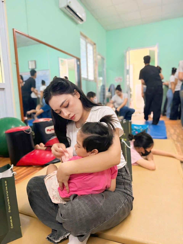Thí sinh Mrs Grand Vietnam 2025 thăm các em nhỏ ở Làng Hòa Bình. Ảnh BTC anh-4.jpg