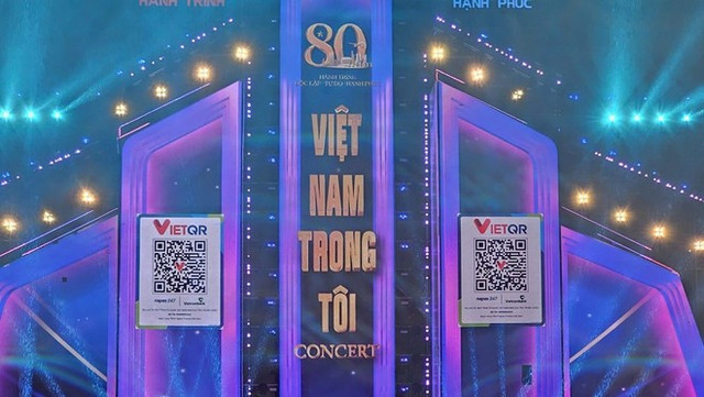 Từ đầu concert, Ban Tổ chức đã công bố QR tài khoản gây quỹ ủng hộ đồng bào miền Trung. (Ảnh: CTV/Vietnam+) Từ đầu concert, Ban Tổ chức đã công bố QR tài khoản gây quỹ ủng hộ đồng bào miền Trung. (Ảnh: CTV/Vietnam+)