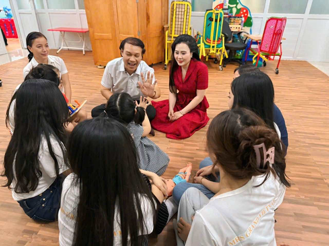 NSND Nguyễn Hải, Hoa hậu Phan Kim Oanh đồng hành cùng các thí sinh. Ảnh BTC anh-5.jpg