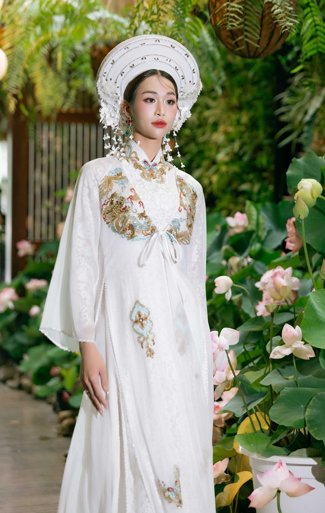 Nguyễn Cao Minh Anh đẹp nền nã với áo dài. minh-anh-4.jpg