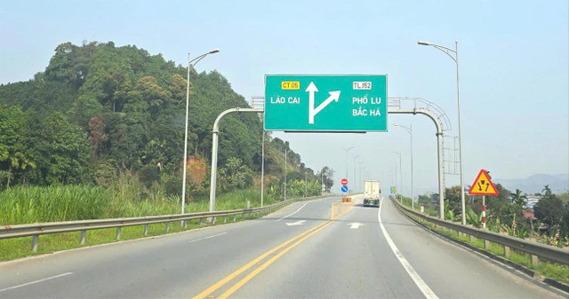Việc thay đổi các biển chỉ dẫn vào các thành phố, thị xã, trung tâm huyện đang gặp nhiều khó khăn về thực tế lẫn căn cứ pháp lý. Ảnh: Đức Anh Việc thay đổi các biển chỉ dẫn vào các thành phố, thị xã, trung tâm huyện đang gặp nhiều khó khăn về thực tế lẫn căn cứ pháp lý. Ảnh: Đức Anh
