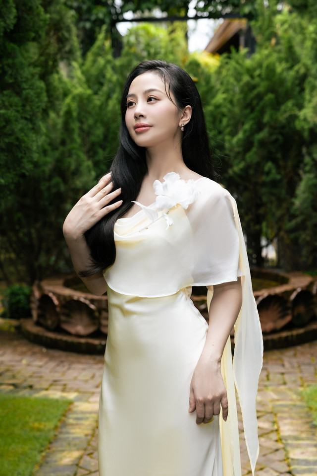 Điểm nhấn đáng chú ý là sự xuất hiện của các ca khúc bolero được phối lại với những nhạc điệu pop trẻ trung, mang đến một không gian âm nhạc vừa quen thuộc, vừa mới lạ. tam-anh-5.jpg