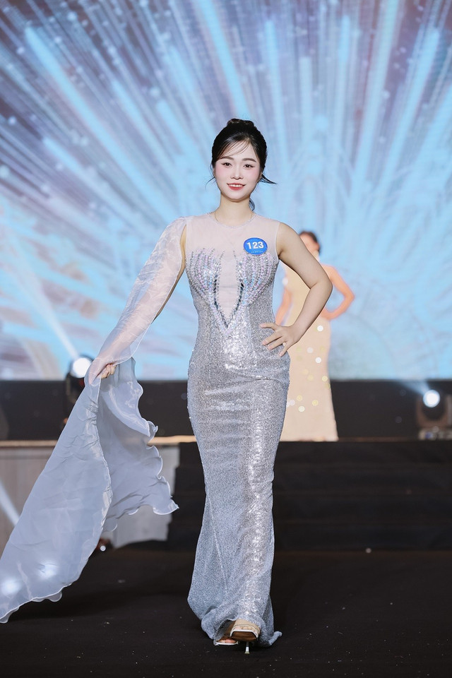 NTK Thân Hoàng Bích Thuỷ một lần nữa gây ấn tượng với những bộ dạ hội tuyệt phẩm khoe trọn thần thái của các thí sinh. h5.jpg