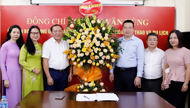 Bộ trưởng Nguyễn Văn Hùng thăm, làm việc và chúc mừng Báo Văn Hóa nhân kỷ niệm 98 năm Ngày Báo chí Cách mạng Việt Nam (21.6.1925 - 21.6.2023). Ảnh: TR.HUẤN Bộ trưởng Nguyễn Văn Hùng thăm, làm việc và chúc mừng Báo Văn Hóa nhân kỷ niệm 98 năm Ngày Báo chí Cách mạng Việt Nam (21.6.1925 - 21.6.2023). Ảnh: TR.HUẤN