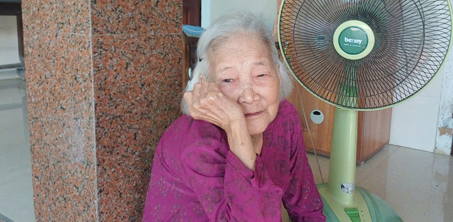 Mẹ của anh Thành ngồi buồn chờ mong con. Mẹ của anh Thành ngồi buồn chờ mong con.