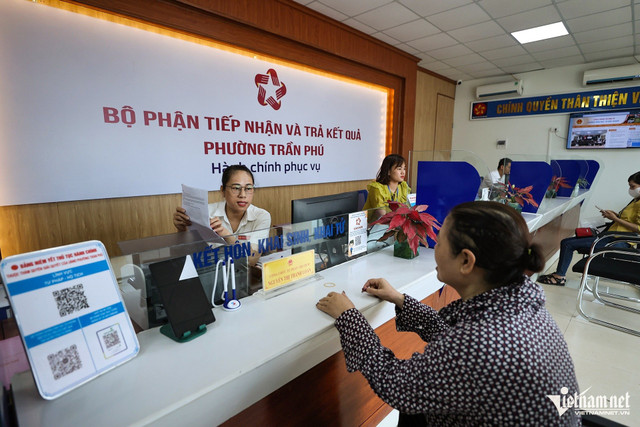 Bộ Nội vụ cho biết sẽ sớm tham mưu Chính phủ ban hành Nghị định về xác định vị trí việc làm, làm cơ sở cho việc vừa sắp xếp, vừa sàng lọc, vừa cơ cấu lại đội ngũ cán bộ, công chức, nhất là ở cấp xã. Ảnh: Lê Anh Dũng cong-chuc-1.jpg