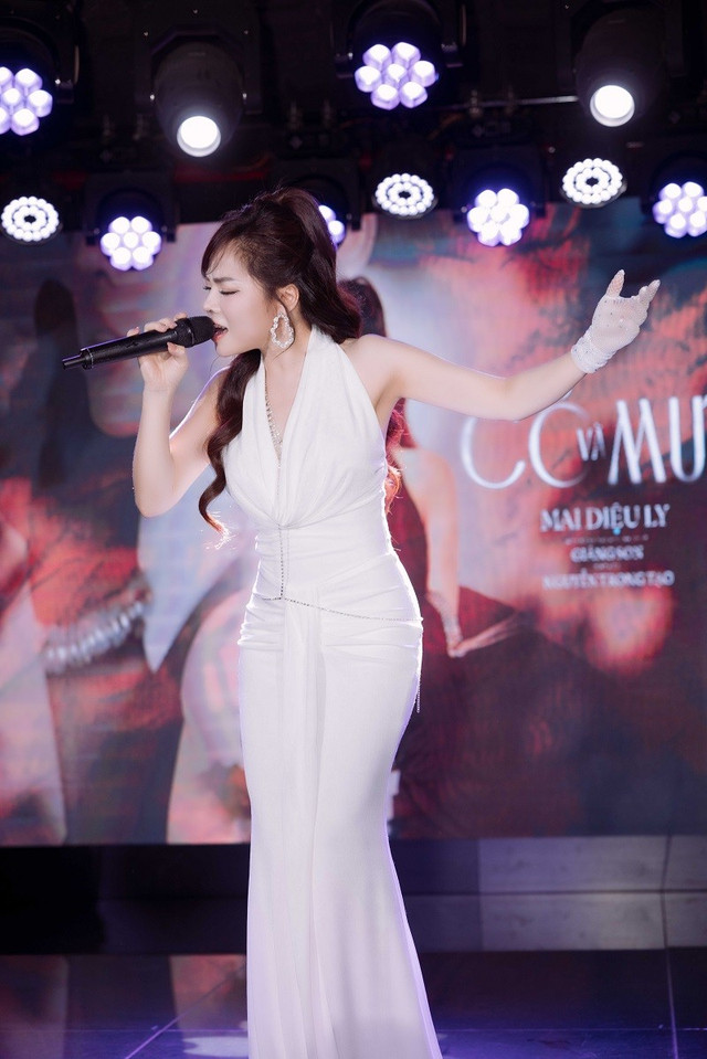 Tại sự kiện, Mai Diệu Ly đã hát tặng khán giả các ca khúc Cỏ và mưa, Diễm xưa, Hà Nội của tôi… Ảnh: NVCC mdl-3.jpg