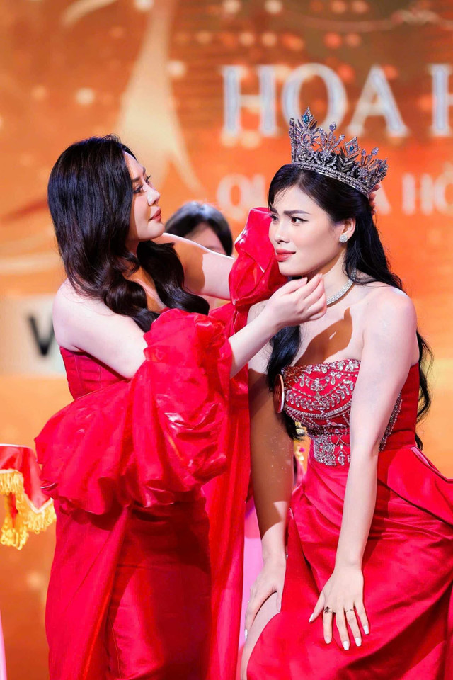 Hoa hậu Phan Kim Oanh trao vương miện cho Nguyễn Thị Thưa. Ảnh BTC nguyen-thi-thua-1.jpg