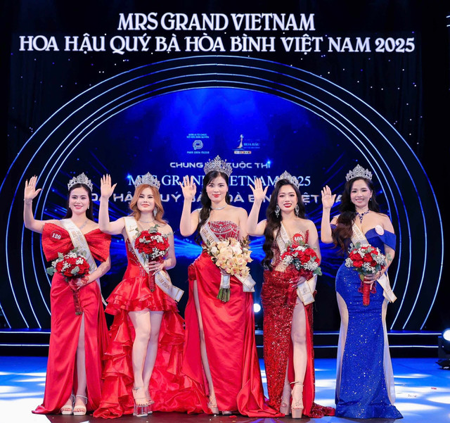 Tân Hoa hậu Nguyễn Thị Thưa và các á hậu. Ảnh BTC nguyen-thi-thua-4.jpg