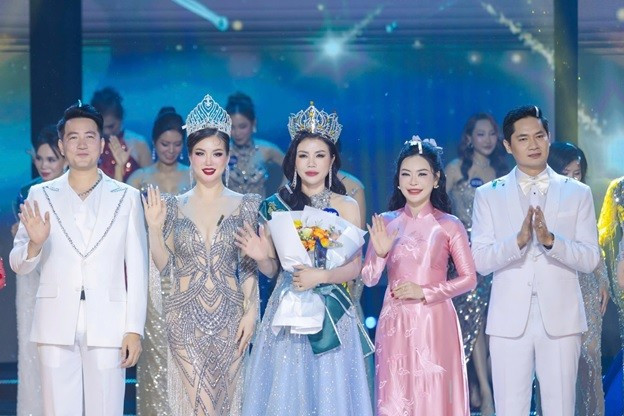Trưởng BGK Hoa hậu Vũ Ngọc Anh cùng diễn viên ca sĩ Minh Luân, ca sĩ Phi Hùng và Hoa hậu Jennifer Ly trao giải cho tân Hoa hậu Doanh nhân Siêu quốc gia 2025. Ảnh: BTC hoa-hau-doanh-nhan-1.jpg