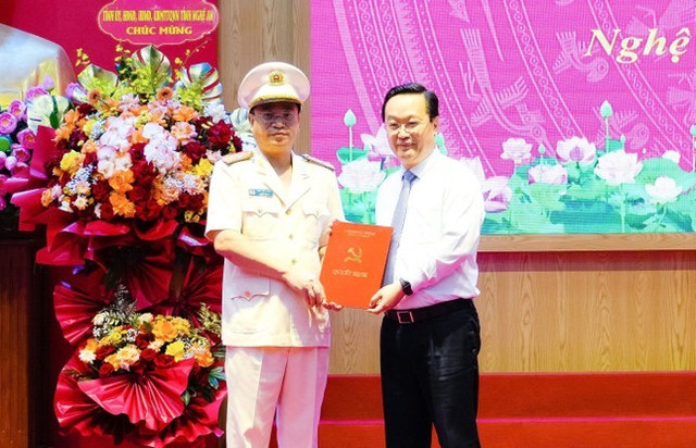 Ông Nguyễn Đức Trung, Bí thư Tỉnh uỷ Nghệ An trao quyết định điều động Đại tá Đinh Việt Dũng giữ chức vụ Giám đốc Công an tỉnh Nghệ An. Ảnh: P.Bằng Ông Nguyễn Đức Trung, Bí thư Tỉnh uỷ Nghệ An trao quyết định điều động Đại tá Đinh Việt Dũng giữ chức vụ Giám đốc Công an tỉnh Nghệ An. Ảnh: P.Bằng