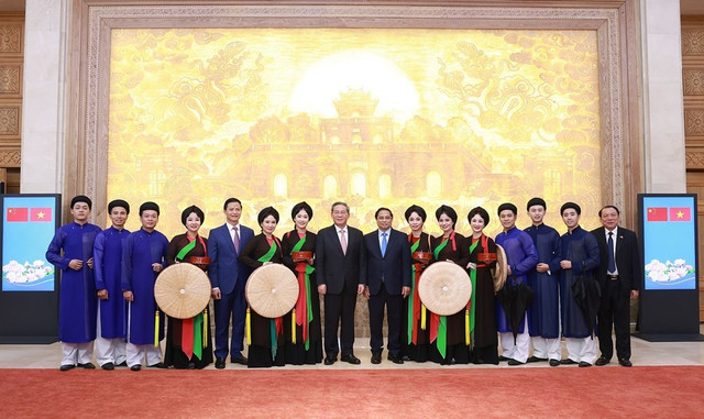 Thủ tướng Phạm Minh Chính, Thủ tướng Trung Quốc Lý Cường và Bộ trưởng Nguyễn Văn Hùng cùng với các liền anh, liền chị. Ảnh: DƯƠNG GIANG Thủ tướng Phạm Minh Chính, Thủ tướng Trung Quốc Lý Cường và Bộ trưởng Nguyễn Văn Hùng cùng với các liền anh, liền chị. Ảnh: DƯƠNG GIANG