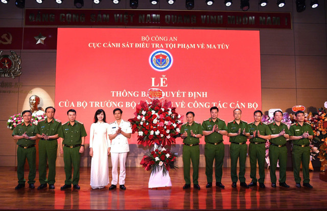 Đảng ủy và lãnh đạo Cục Cảnh sát điều tra tội phạm về ma túy tặng hoa chúc mừng Đại tá Ngô Thanh Bình. Ảnh: Cục C04 cuc-truong-1.jpg