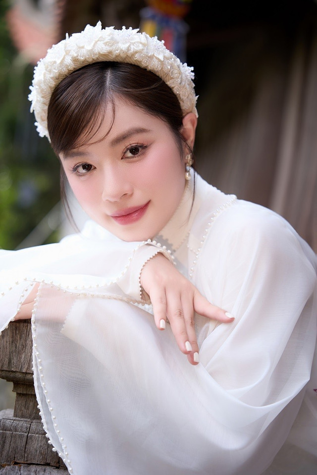 Sao mai Nguyễn Thu Hằng vừa chính thức tái xuất sau 2 năm lặng lẽ không xuất hiện trên truyền thông. Cô mới gây ấn tượng khi trình diễn ca khúc “Qua cầu gió bay” tại đêm thời trang của NTK Cao Minh Tiến trong khuôn khổ Tuần lễ Thời trang Quốc tế Việt Nam 2025. thu-hang-10.jpg