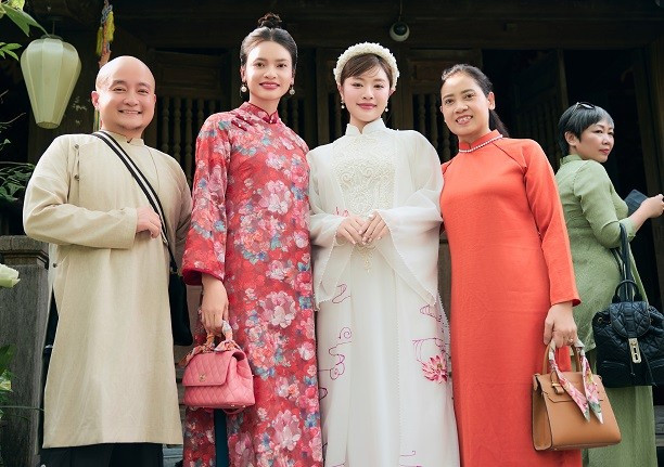 Sao mai Thu Hằng chụp ảnh cùng mẹ và NSND Phạm Phương Thảo, NTK Cao Minh Tiến. thu-hang-12.jpg