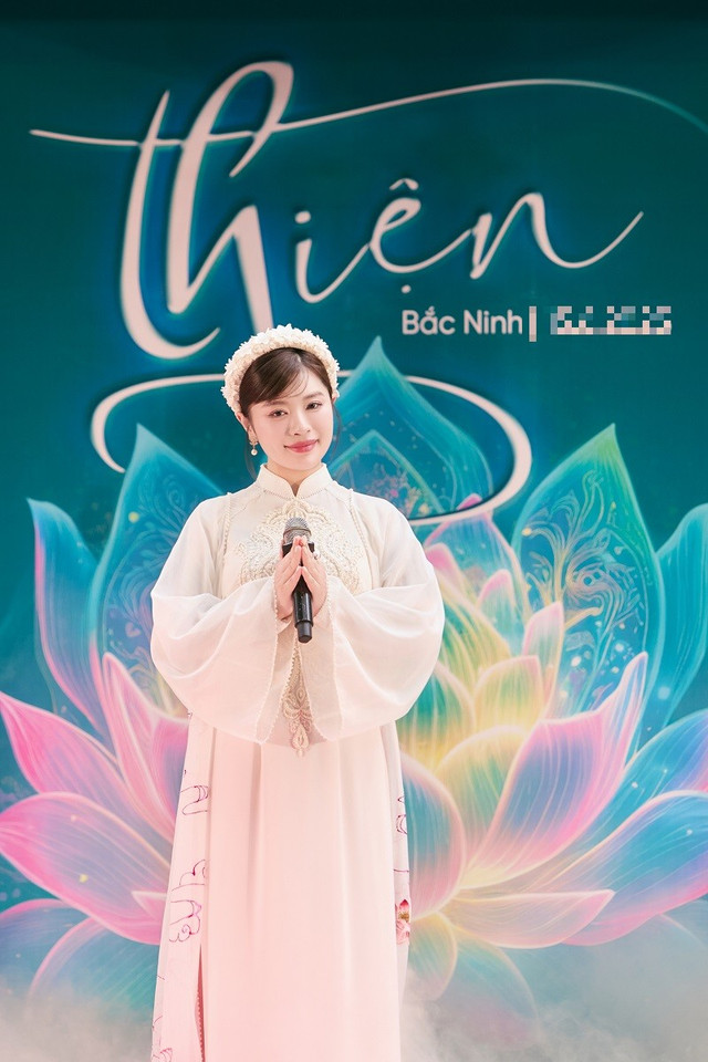 Cũng trong chương trình "Thiện", Sao mai Nguyễn Thu Hằng cùng NSND Phạm Phương Thảo đã có phần trình diễn chào mừng, góp phần lan tỏa tinh thần nhân ái của chương trình. thu-hang-13.jpg