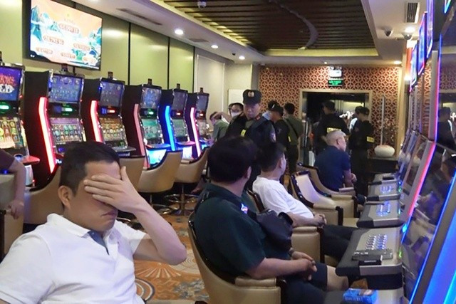 Hầu hết các con bạc "đi sâu" vào trò đỏ đen đều nhận trái đắng thua tiền trước khi dính vào lao lý. Hầu hết các con bạc "đi sâu" vào trò đỏ đen đều nhận trái đắng thua tiền trước khi dính vào lao lý.