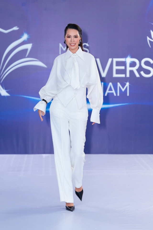 Host của cuộc thi - siêu mẫu Hà Anh xuất hiện với cây trắng cá tính. hhsv-9.jpg