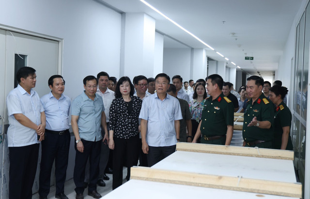 Bộ Y tế cho biết nhà thầu cam kết chậm nhất 15/9 sẽ xong phần xây dựng 2 dự án. Ảnh: VGP bv-1.jpg