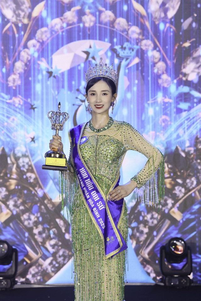 Trong đêm chung kết Miss Business Peace 2025 - Hoa hậu Doanh nhân Hòa bình 2025 diễn ra mới đây tại Ninh Bình, Nguyễn Thị Thu Hiền đăng quang ngôi vị cao nhất. Trong khi đó, thí sinh Phạm Thị Thanh Hương (trong ảnh) xuất sắc đạt danh hiệu Hoa hậu Đại sứ. Mỹ nhân đến từ Phú Thọ còn đạt giải thưởng phụ Người đẹp Áo dài. h3.jpg