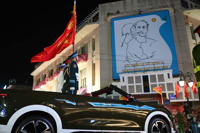 Đoàn diễu binh đi qua khu vực Tràng Tiền. anh-gd-14.jpg