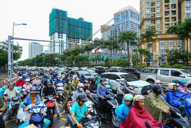 Ùn tắc tại một ngã tư trên đường Võ Chí Công do thiếu không gian di chuyển cho xe máy. Ảnh: Nguyễn Đức Ùn tắc tại một ngã tư trên đường Võ Chí Công do thiếu không gian di chuyển cho xe máy. Ảnh: Nguyễn Đức