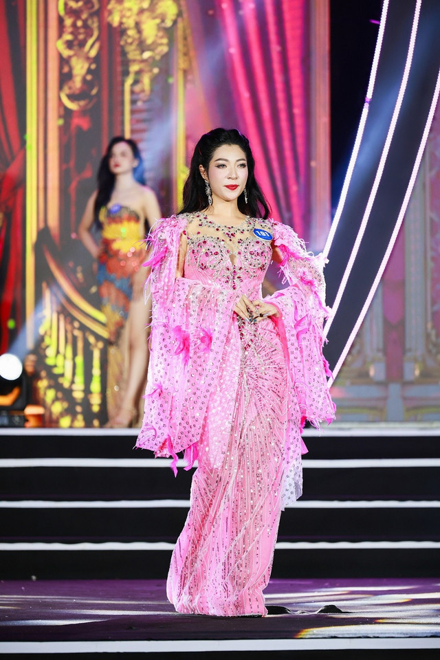 Trang phục dạ hội của Tony Phạm giúp thí sinh quê Hải Phòng khoe vóc dáng yêu kiều. hh-nhan-ai-2.jpg