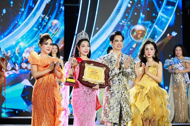 Chủ tịch Miss Business World tại Mỹ Đặng Gia Bena - nhà sáng lập cuộc thi, Trưởng Ban giám khảo - danh ca nhạc sĩ Ngọc Sơn cùng Trưởng Ban Cố vấn - Hoa hậu Nhân ái của Hoa hậu Doanh nhân Hòa bình 2024 Nguyễn Thị Phương trao giải cho Quách Thị Phương Thảo. hh-nhan-ai-4.jpg