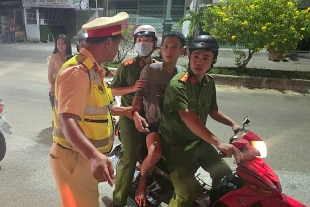 Các đối tượng bị bắt tại một nhà nghỉ trên địa bàn xã Liên Hương. (Ảnh: CTV). Các đối tượng bị bắt tại một nhà nghỉ trên địa bàn xã Liên Hương. (Ảnh: CTV).