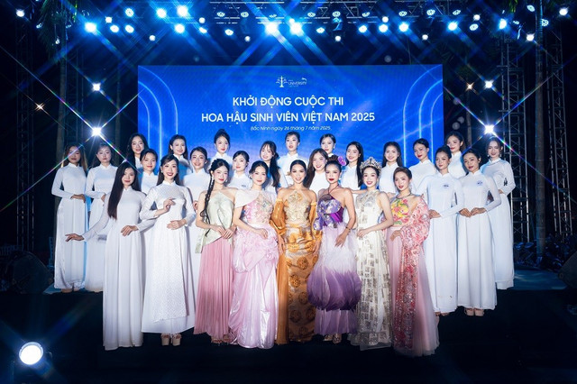 Host Hà Anh và hai mentor Ngọc Châu – Quỳnh Hoa chụp ảnh lưu niệm cùng những thí sinh đầu tiên của Hoa hậu Sinh viên Việt Nam 2025 tại buổi họp báo. Ảnh: BTC hoa-hau-sinh-vien-1.jpg