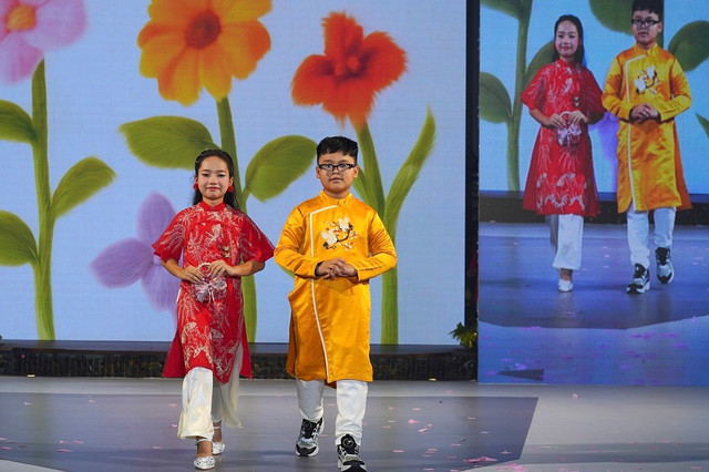 Spring gồm bộ sưu tập áo dài Tết cách tân lấy cảm hứng từ nét đẹp văn hóa Việt, hòa quyện giữa truyền thống và hiện đại. Trang phục được xử lý trên nền lụa và gấm cao cấp, điểm xuyết thêu tay hình cây cỏ, hoa lá, chim chóc và rồng. Từng chi tiết đều được xử lý khéo léo, phù hợp với trẻ em. Ảnh: BTC thoi-trang-2.jpg