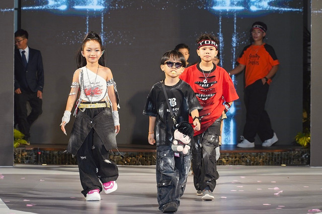 “Em bé chất” Xệ Xệ gây bất ngờ khi xuất hiện trong vai trò vedette của show thời trang. Ảnh: BTC thoi-trang-4.jpg